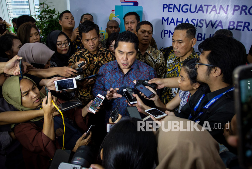 Menteri BUMN Erick Thohir menjawab pertanyaan awak media usai mengikuti Penguatan Program Magang Mahasiswa Bersertifikat (PMMB) BUMN di Menara Mandiri, Jakarta, Rabu (12/2/2020).