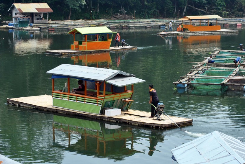 Wisatawan menaiki rumah makan terapung di Danau Lido, Cigombong, Kabupaten Bogor, Jawa Barat, Rabu (12/2/2020).