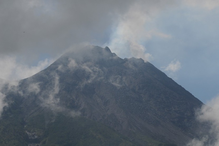 Gunung Merapi mengeluarkan asap putih pascaletusan terlihat di Jrakah, Selo, Boyolali, Jawa Tengah, Kamis (13/2). Airnav Indonesia kembali memperpanjang penutupan sementara Bandara Adi Soemarmo Solo hingga pukul 15.30 WIB. 