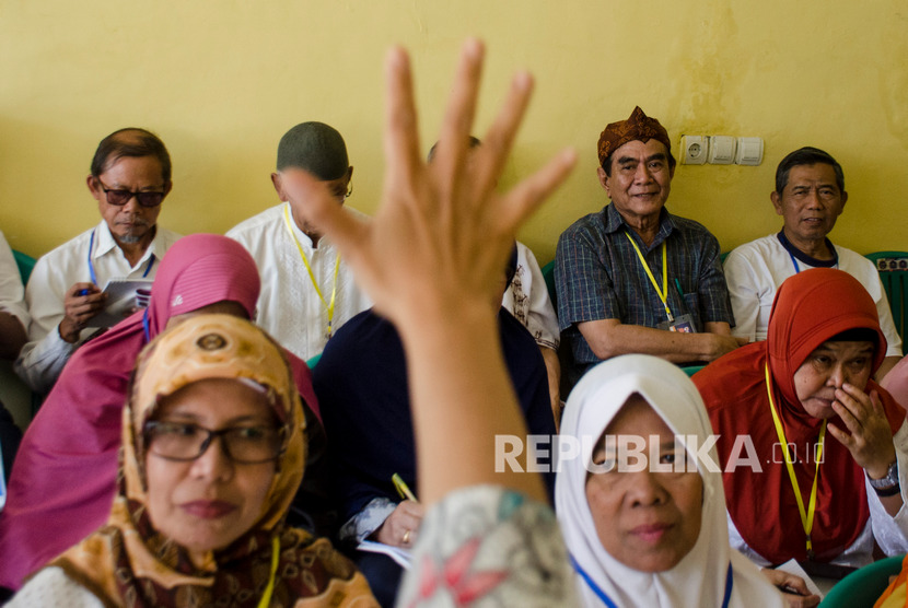 Warga lanjut usia mengikuti kegiatan belajar di Sekolah Lanjut Usia (lansia) Bahagia di Bandung, Jawa Barat, Kamis (13/2/2020).