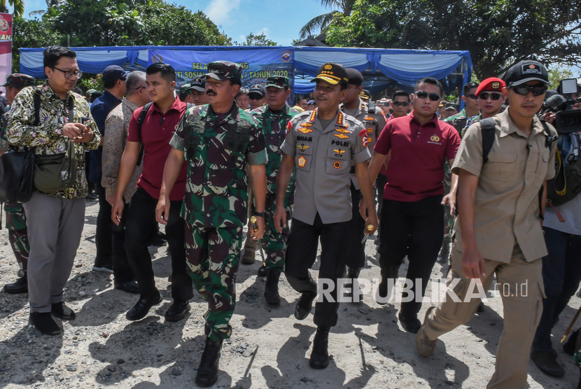  Kedatangan Panglima TNI dan Kapolri di Timika dalam rangka penerimaan lahan. Panglima TNI Marsekal TNI Hadi Tjahjanto (kiri) bersama Kapolri Jenderal Pol Idham Azis (kanan). 