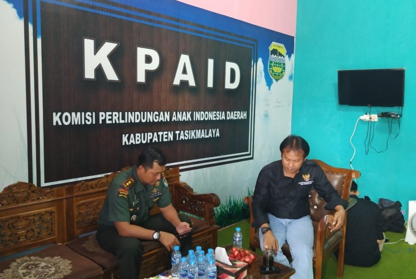 Dandim 0612 Letkol Inf Imam Wicaksana melakukan pertemuan dengan Ketua KPAID Kabupaten Tasikmalaya Ato Rinanto, untuk membahas penanganan anak punk di Tasikmalaya, Kamis (13/2). 