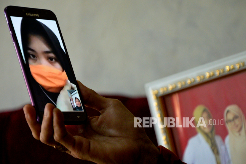 Bersilaturahim dengan keluarga walau tak mudik tetap bisa dilakukan dengan video call. Ilustrasi.