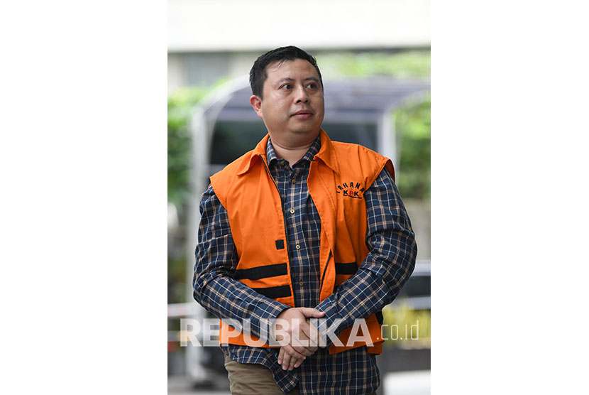 Tersangka mantan Staf Sekjen PDIP Hasto Kristiyanto, Saeful Bahri berjalan saat tiba untuk menjalani pemeriksaan di Gedung KPK, Jakarta, Jumat (14/2/2020). 