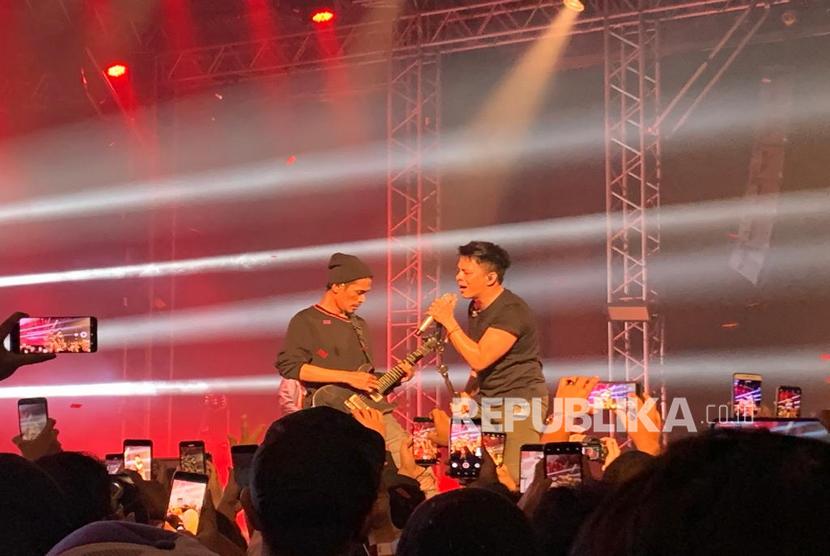 Band NOAH menggelar pertunjukan Konser Mencari Cinta di LiveSpace, SCBD, Jakarta Pusat, Kamis (13/2) malam