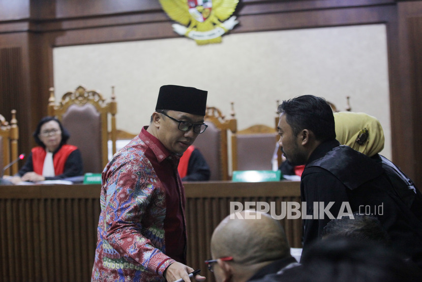 Terdakwa Mantan Menteri Pemuda dan Olahraga (Menpora) Imam Nahrawi (tengah) menjalani sidang pembacaan dakwaan di Pengadilan Tipikor, Jakarta, Jumat (14/2/2020).