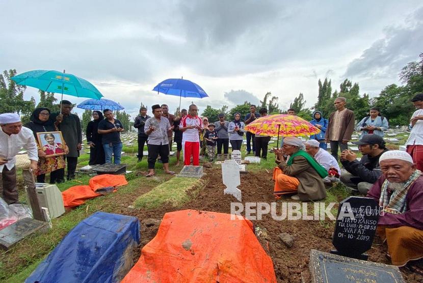 Pemakaman pebulutangkis Tati Sumirah di TPU Rawamangun, Jakarta, Jumat (14/2).