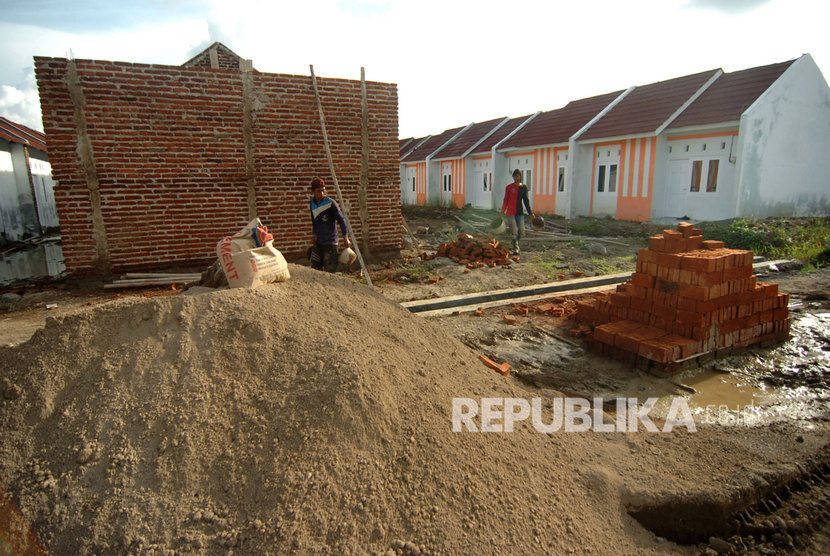 Sejumlah pekerja menyelesaikan pembangunan perumahan subsidi di Kelurahan Margadana, Tegal, Jawa Tengah, Jumat (14/2). PT Bank Tabungan Negara (Persero) meminta pemerintah menambah kuota pembiayaan rumah subsidi hingga dua kali lipat dari yang dianggarkan pada 2020.