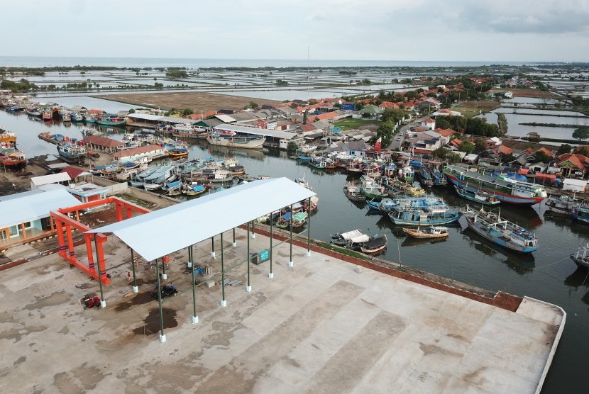 Foto udara suasana pembangunan kawasan galangan kapal di pelabuhan ikan Karangsong, Indramayu, Jawa Barat, Jumat (14/2/2020).(Antara/Dedhez Anggara)