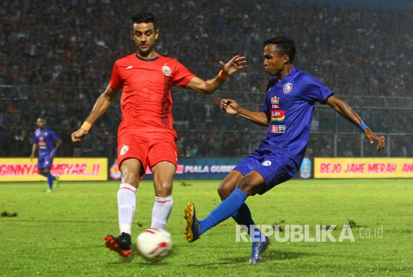 Bek Persija Jakarta Otavio Dutra (kiri).