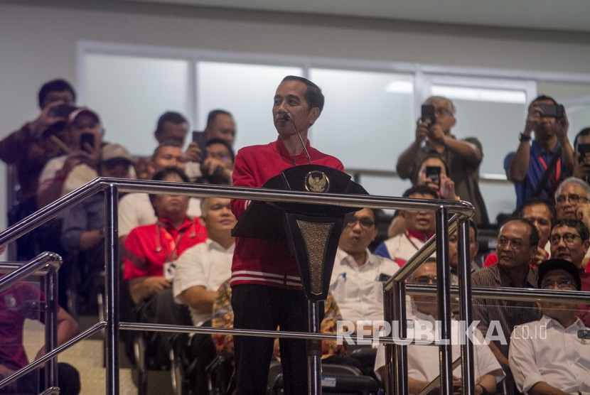Presiden RI Joko Widodo memberikan sambutan pada peresmian Stadion Manahan, Solo, Jawa Tengah, Sabtu (15/2).