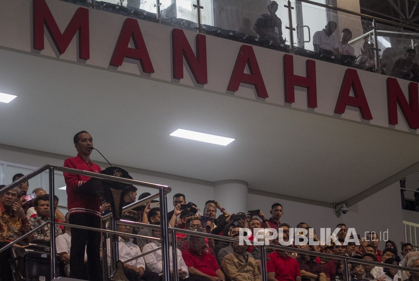 Presiden RI Joko Widodo memberikan sambutan pada peresmian Stadion Manahan, Solo, Jawa Tengah, Sabtu (15/2). 