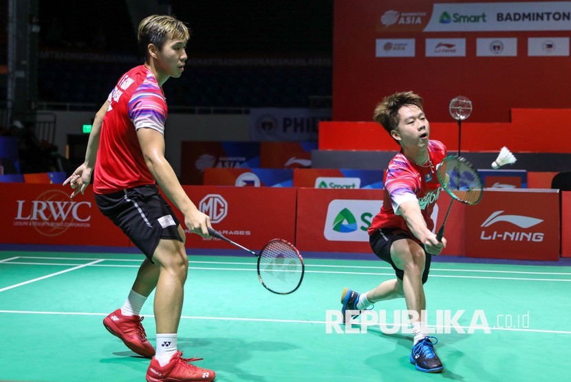 Pebulu tangkis ganda putra Indonesia Kevin Sanjaya Sukamuljo (kanan) dan rekannya Marcus Fernaldi Gideon mengembalikan kok ke arah lawannya asal India Lakshya Sen dan Chirag Shetty dalam pertandingan babak semifinal Badminton Asia Team Championships (BATC) 2020 di Rizal Memorial Coliseum, Manila, Filipina, Sabtu (15/2/2020).