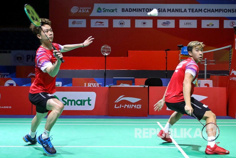 Pebulu tangkis ganda putra Indonesia Kevin Sanjaya Sukamuljo (kiri) dan rekannya Marcus Fernaldi Gideon mengembalikan kok ke arah lawannya. 