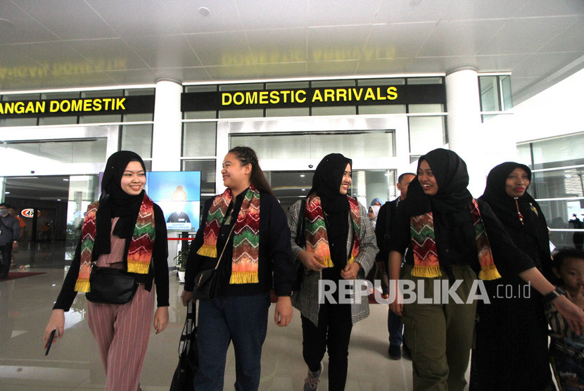 Warga Negara Indonesia (WNI) yang telah menjalani masa karantina selama 14 hari di Natuna, Kepulauan Riau tiba di terminal Bandara Internasional Syamsudin Noor, Banjarbaru, Kalimantan Selatan, Ahad (16/2/2020).