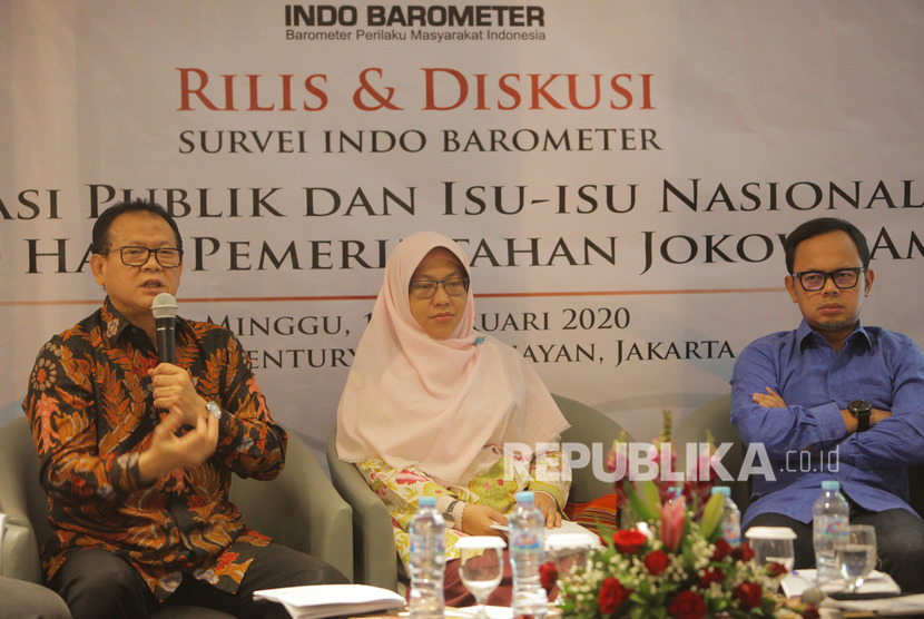 Politisi PDI Perjuangan Rokhmin Dahuri (kiri) memberi paparan didampingi, politisi Partai Keadilan Sejahtera (PKS) Lidya Hanifa (tengah) dan politisi Partai Amanat Nasional (PAN) Bima Arya Sugiarto (kanan) dalam rilis survei kinerja evaluasi 100 hari pemerintahan Jokowi-Amin di Jakarta, Ahad (16/02/2020).