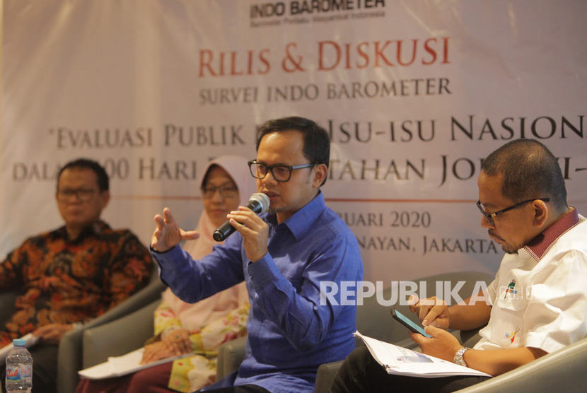 Politisi Partai Amanat Nasional (PAN) Bima Arya Sugiarto (kedua kanan) memberi paparan bersama politisi PDI Perjuangan Rokhmin Dahuri (kiri), politisi Partai Keadilan Sejahtera (PKS) Lidya Hanifa (kedua kiri) dan DirekturIndo Barometer M. Qodari (kanan) dalam rilis survei kinerja evaluasi 100 hari pemerintahan Jokowi-Amin di Jakarta, Ahad (16/2/2020).