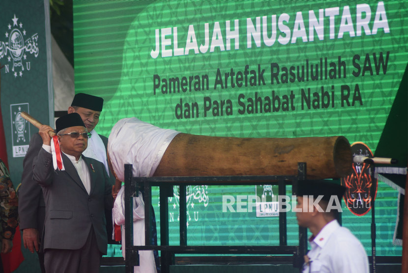 Wakil Presiden Maruf Amin (kanan) didampingi Gubernur Banten Wahidin Halim (kiri) memukul beduk saat membuka Festival Jelajah Nusantara (FJN) Di Museum Situs Kepurbakalaan Kesultanan Banten, di Serang, Ahad (16/2/2020).