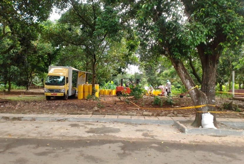 Petugas gabungan dari Badan Pengawas Tenaga Nuklir (Bapeten) dan Badan Tenaga Nuklir Nasional (Batan) melanjutkan proses pembersihan material tanah yang terkontaminasi limbah radioaktif di Perumahan Batan Indah, Setu, Tangerang Selatan (Tangsel), Ahad (16/2)