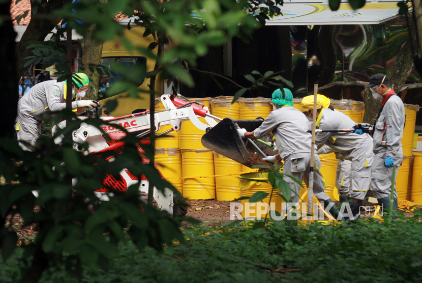 Tim Badan Tenaga Nuklir Nasional (BATAN) bersama Badan Pengawas Tenaga Nuklir (Bapeten) melakukan Dekontaminasi terhadap temuan paparan tinggi radioaktif di Perumahan Batan Indah, Serpong, Tangerang Selatan, Banten, Ahad (15/2/2020).