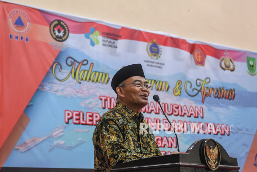 Menteri PMK Muhadjir Effendy memberikan kata sambutan pada Malam Syukuran dan Apresiasi Tim Kemanusiaan Pelepasan WNI dari Wuhan dengan Masyarakat Natuna di Gedung Sri Serindid, Ranai, Natuna, Kepulauan Riau, Sabtu (15/2/2020).