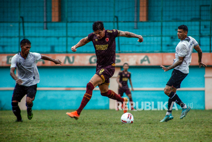 Pesepak bola PSM Makassar Giancarlo Rodrigues (tengah) menguasai bola dikawal ketat dua pesepak bola Tira Persikabo dalam laga persahabatan di Stadion Mini Cibinong, Bogor, Jawa Barat, Ahad (16/2/2020). 