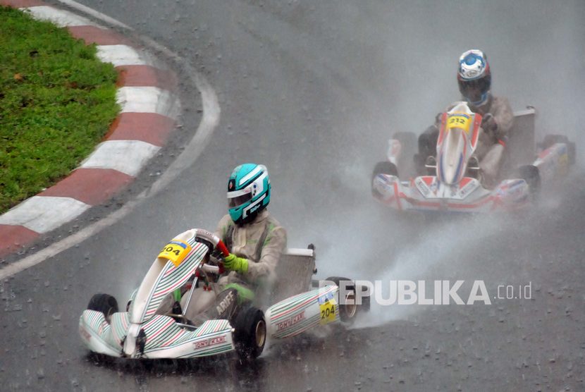 Dua pembalap gokart beradu cepat di lintasan basah pada kelas Formula 125 saat Asian Karting Championships 2020 putaran pertama di Sentul Internasional Karting Sirkuit, Kabupaten Bogor, Jawa Barat, Ahad (16/2). 