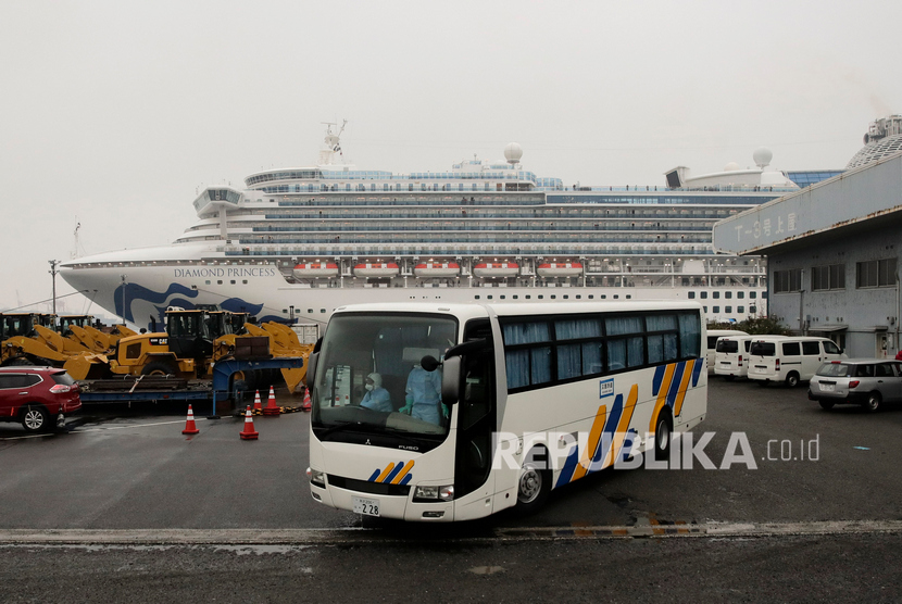 Sebuah bus meninggalkan kapal pesiar Diamond Princess yang dikarantina di pelabuhan Ahad (16/2), di Yokohama, dekat Tokyo.