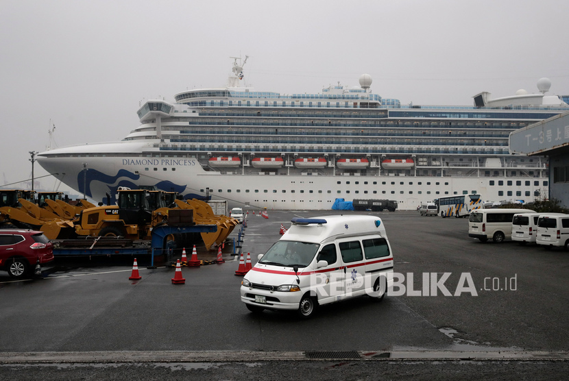 Ambulans meninggalkan pelabuhan tempat kapal pesiar Diamond Princess yang dikarantina berlabuh pada hari Ahad, (16/02), di Yokohama, dekat Tokyo. 