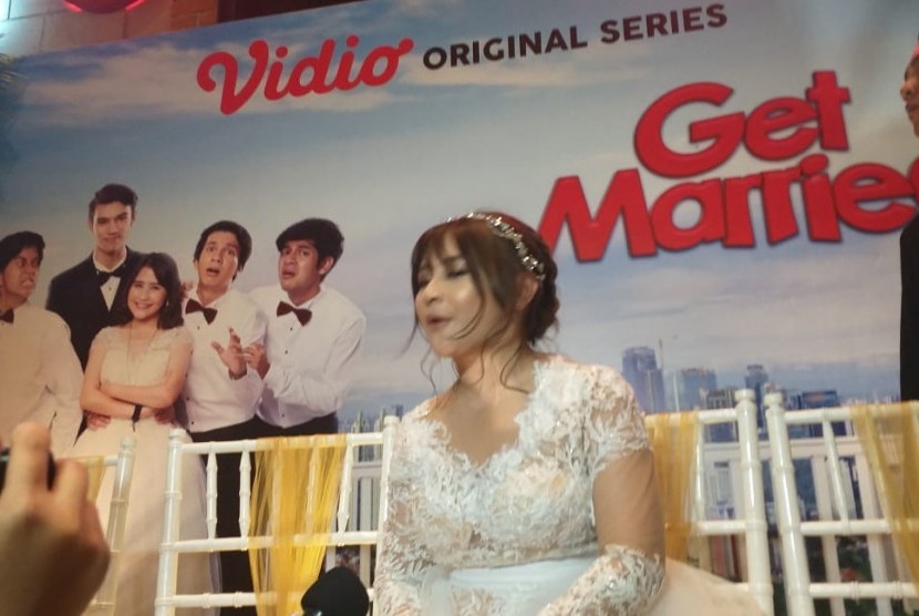 Aktris Prilly Latuconsina saat diwawancarai pada pemutaran perdana serial Get Married di CGV Grand Indonesia, Ahad (16/2). Serial Get Married bakal tayang dalam 13 episode di platform Vidio.