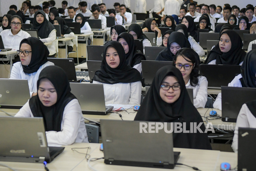 Peserta mengikuti Seleksi Kompetensi Dasar (SKD) berbasis Computer Assisted Test (CAT) untuk Calon Pegawai Negeri Sipil (CPNS) di kantor Wali Kota Jakarta Selatan, Jakarta, Senin (17/2/2020)