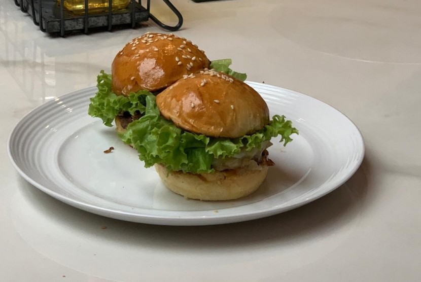 Chef Ian Chin membagikan tip menyiapkan burger rumahan yang mudah dan sehat di Almond Zucchini, Jakarta Selatan, Senin (17/2).