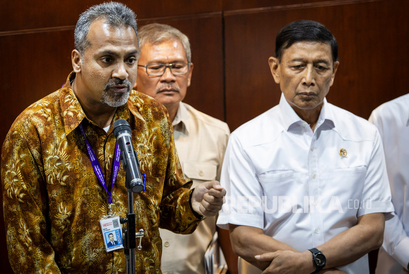 WHO Perwakilan Indonesia, N Paranietharan (kiri) bersama Ketua Dewan Pertimbangan Presiden (Wantimpres) Wiranto (kanan) dan Achmad Yurianto (tengah).