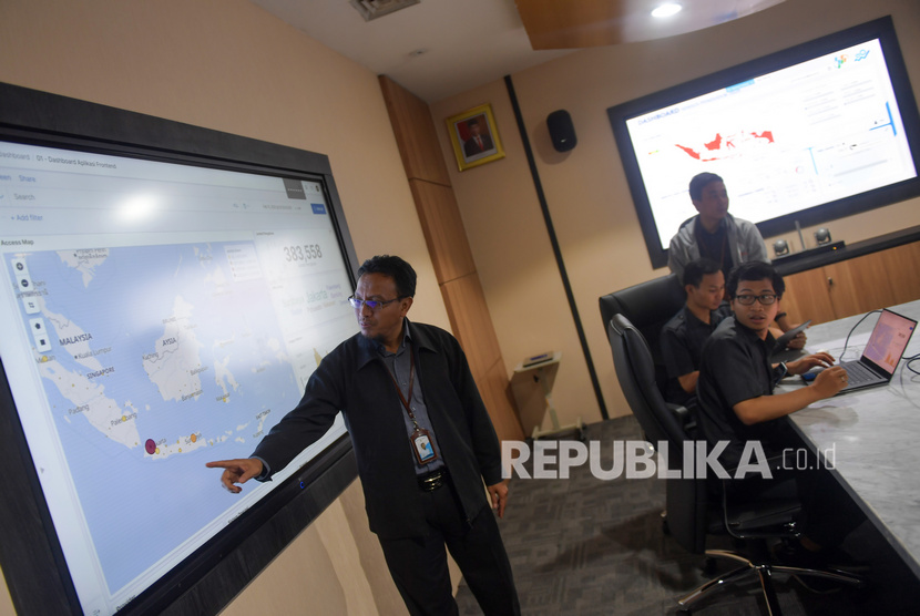 Direktur Sistem Informasi Statistik Mochammad Romzi (kiri) menunjukkan data pergerakan sensus penduduk secara online di ruang kendali eksekutif sensus penduduk Kantor Badan Pusat Statistik (BPS) Jakarta, Senin (17/2/2020). 