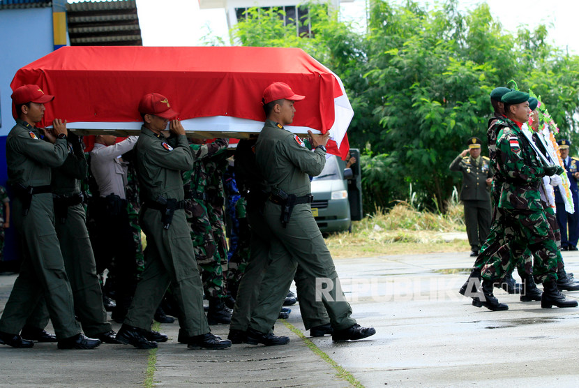 Prajurit TNI membawa peti jenazah korban kecelakaan Heli MI-17 saat upacara pelepasan di Hanggar Base Ops Lanud Silas Papare Sentani, Jayapura, Papua, Senin (17/2/2020).