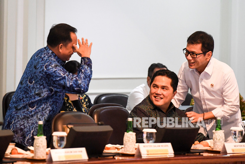 Menteri Parekraf Wishnutama Kusubandio (kanan) berbincang dengan Menteri BUMN Erick Thohir (tengah) dan Mendagri Tito Karnavian (kiri) sebelum mengikuti rapat terbatas (ratas) tentang peningkatan peringkat pariwisata Indonesia di Kantor Presiden, Jakarta, Senin (17/2/2020).