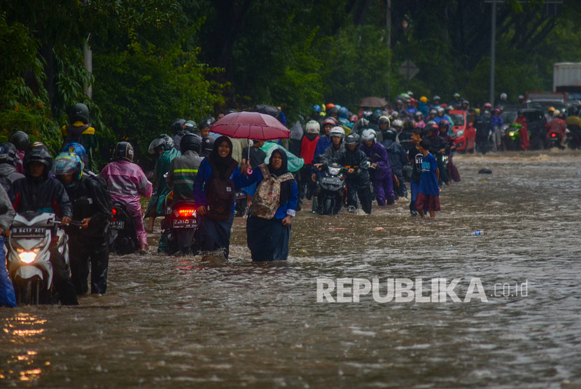 Gedebage Banjir, Antrean Kendaraan Mengular. Sejumlah pengendara mendorong motornya yang mogok saat menerjang genangan air di Jalan Soekarno-Hatta, Gedebage, Bandung, Jawa Barat, Senin (17/2/2020).