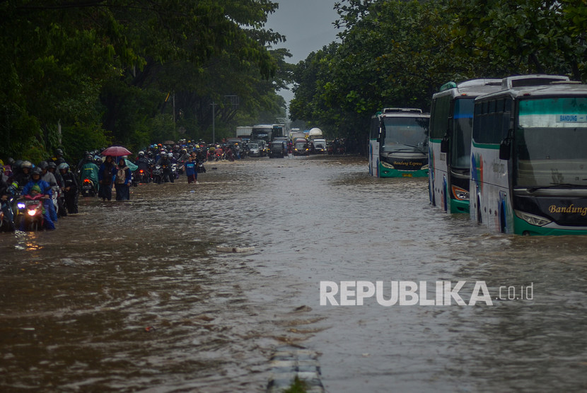 Kendaraan tertahan akibat genangan air di Jalan Soekarno-Hatta, Gedebage, Bandung, Jawa Barat, Senin (17/2/2020). 