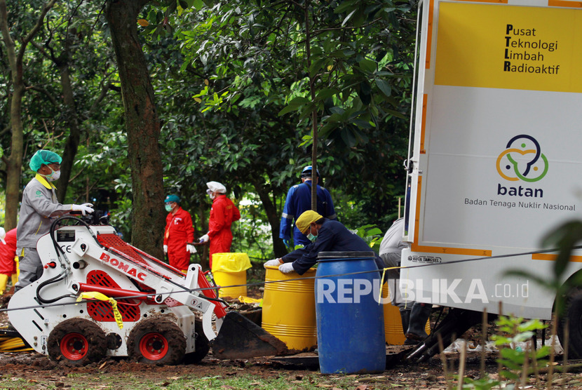 Tim Badan Tenaga Nuklir Nasional (BATAN) bersama Badan Pengawas Tenaga Nuklir (Bapeten) melakukan Dekontaminasi terhadap temuan paparan tinggi radioaktif di Perumahan Batan Indah, Serpong, Tangerang Selatan, Banten, Senin (17/2/2020).