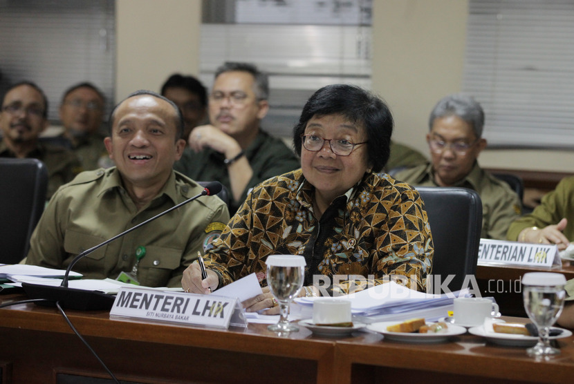 Menteri Lingkungan Hidup dan Kehutanan (LHK) Siti Nurbaya (kanan) 