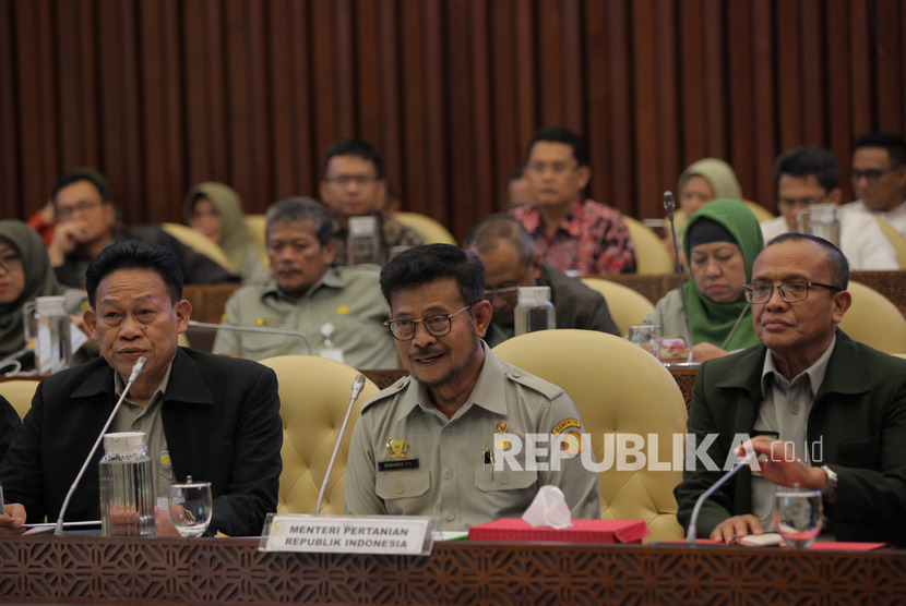 Menteri Pertanian (Mentan) Syahrul Yasin Limpo (tengah) mengikuti rapat dengar pendapat (RDP) dengan Komisi IV DPR di komplek Parlemen, Jakarta, Senin (17/2/2020).