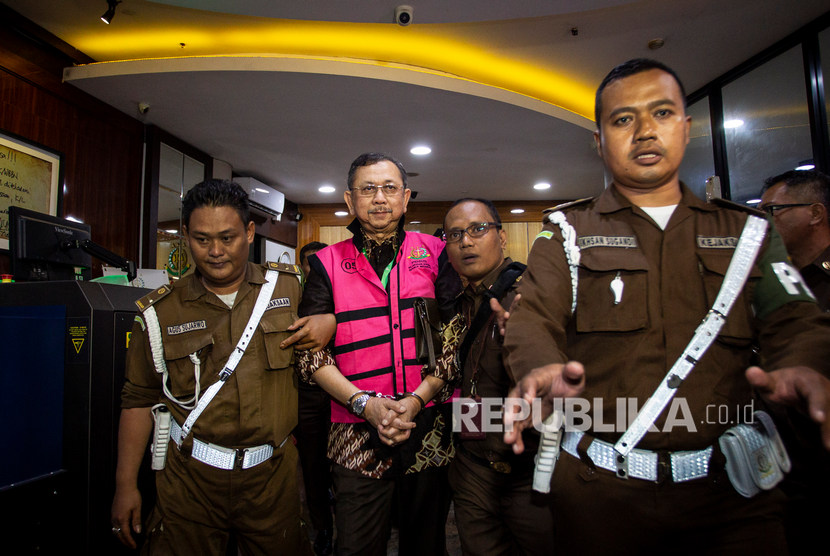 Mantan Direktur Utama PT Asuransi Jiwasraya Hendrisman Rahim mengenakan rompi tahanan usai menjalani pemeriksaan di gedung Jampidsus Kejaksaan Agung, Jakarta, Selasa (14/1/2020). 