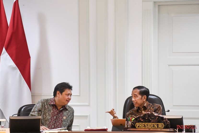 Menko Perekonomian Airlangga Hartarto berbicang dengan Presiden Joko Widodo (kanan)