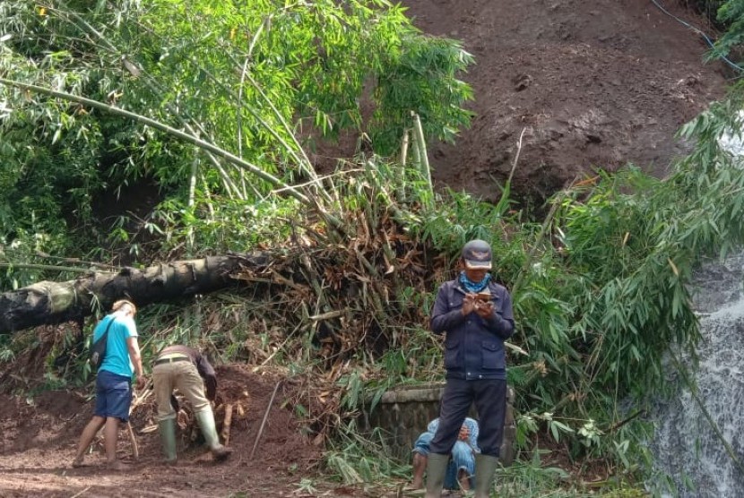 Bencana tanah longsor terjadi di Desa Sukamaju, Kecamatan Talegong, Kabupaten Garut, Senin (17/2).