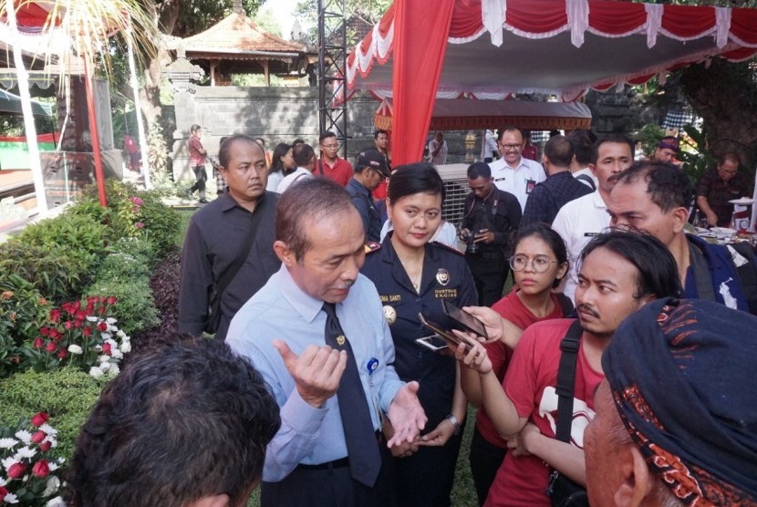 Kepala Kanwil Bea Cukai Bali, NTB, dan NTT, Hendra Prasmono memberikan penjlasan kepada media.