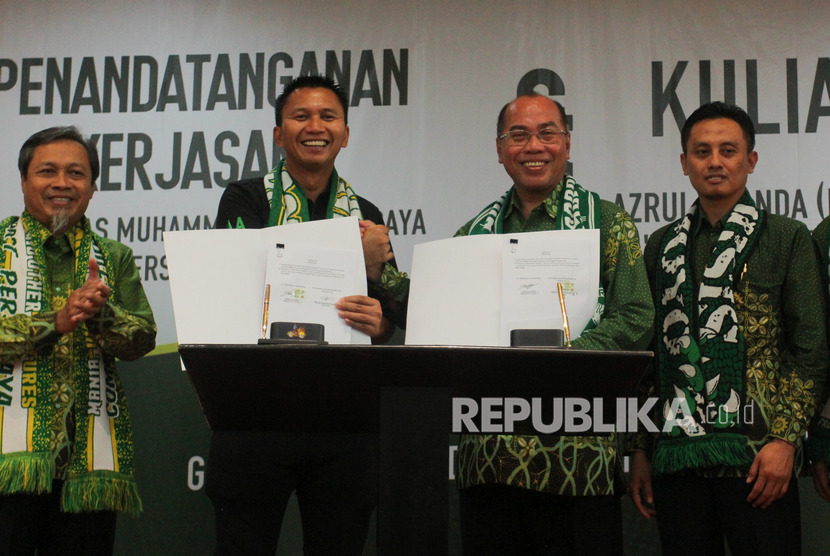 Presiden Persebaya Azrul Ananda (kedua kiri) dan Rektor Universitas Muhammadiyah Surabaya Sukadiono (kedua kanan) menunjukkan dokumen kerja sama usai ditandatangani di Universitas Muhammadiyah Surabaya, Jawa Timur, Senin (17/2/2020).