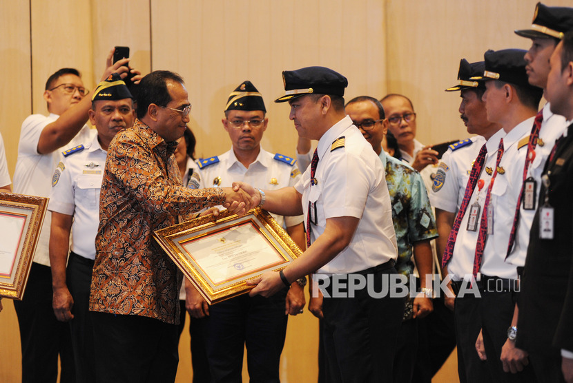Menteri Perhubungan Budi Karya Sumadi (kiri) memberikan penghargaan Adikarya Dirgantara Adhirajasa kepada awak kabin Batik Air di Kementerian Perhubungan, Jakarta, Senin (17/2/2020).