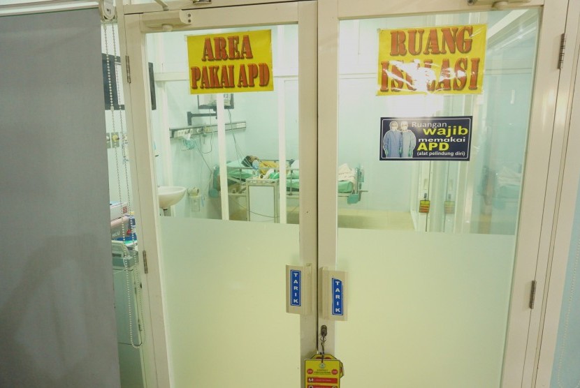 Seorang pasien dirawat di ruang isolasi RSUD dr Iskak, Tulungagung, Jawa Timur, Senin (17/2/2020).(Antara/Destyan Sujarwoko)