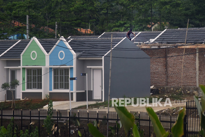 Pekerja menyelesaikan pembangunan perumahan bersubsidi di Taktakan, Serang, Banten, Senin (17/2).Perum Perumnas mengatakan salah satu tantangan pengembangan KPR untuk kelas menengah kebawah adalah BI Cheking. 