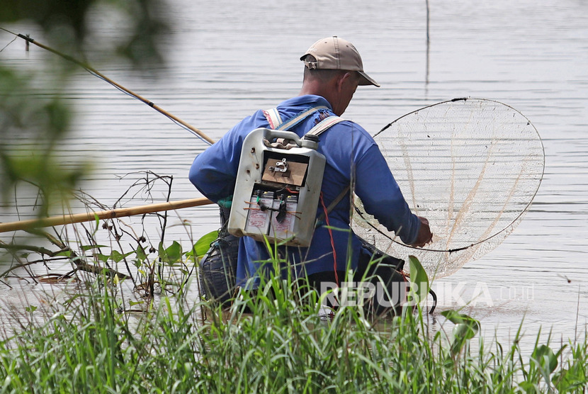 Warga mencari ikan menggunakan alat setrum di sungai Brantas, ilustrasi